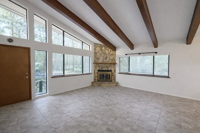 Foto del edificio - Split-Level Design Perfect for Work-From-Home or Guests