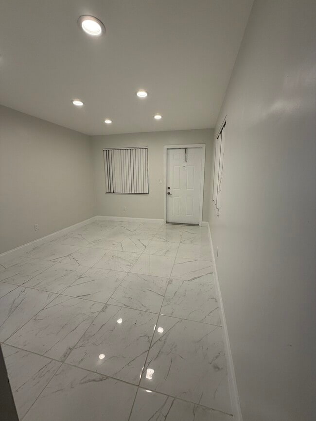 Building Photo - 815 SW 5th Ct