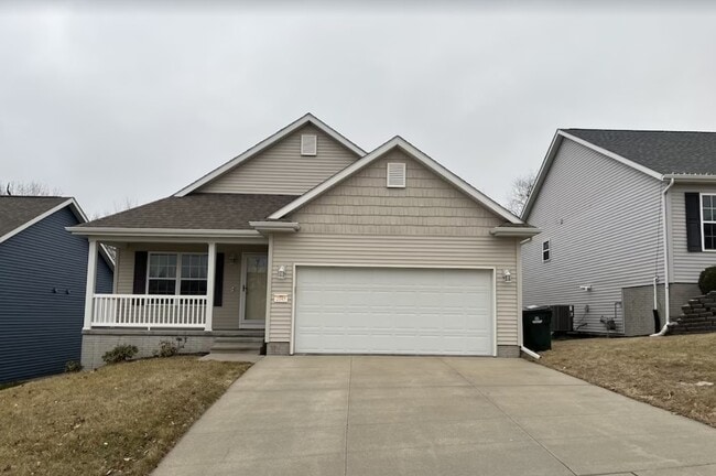 Building Photo - 2045 Rosewood Dr NW