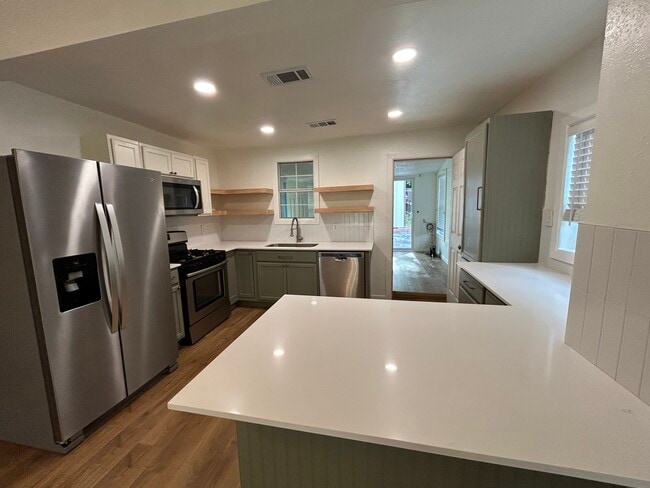 Building Photo - 807 S Van Buren Ave