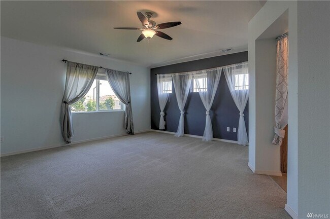 Foto del edificio - Large Lacey Four Bedroom, Corner Lot, Newl...