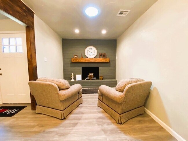 Foto del edificio - 1100 Elmhurst St