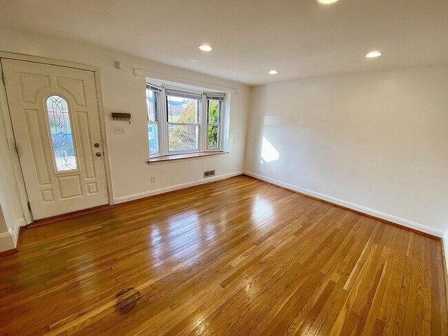 Building Photo - Charming 3 Bedroom/2 Bathroom Townhome in Loch Raven, MD!
