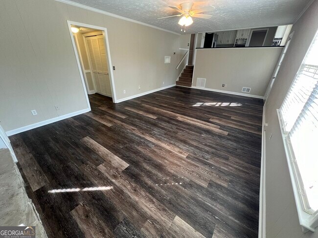 Building Photo - 765 Clubhouse Dr SE