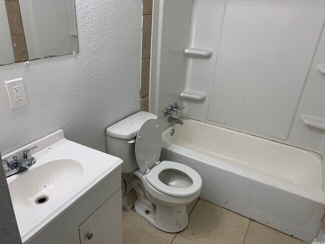 Building Photo - 5521 Valley Dr