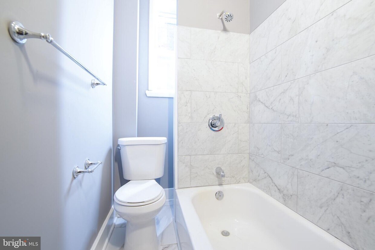 Foto principal - 7022 Woodland Ave