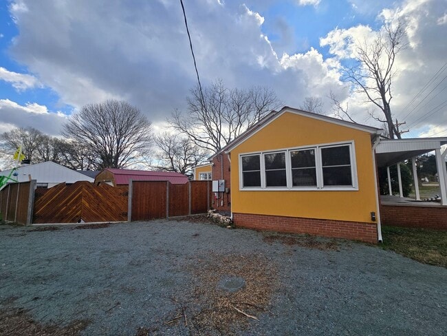 Foto del edificio - Charming Pittsboro Bungalow with Screened Porch & Fully Fenced Yard