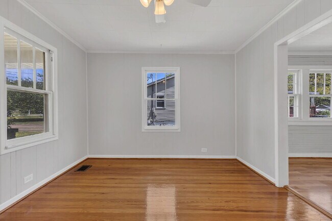 Building Photo - Freshly Painted and Renovated 2-Bedroom Ho...