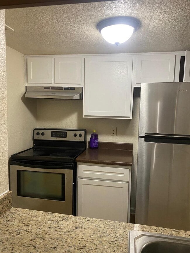 Building Photo - 8100 Creekbend Dr