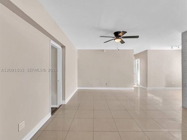Foto del edificio - 365 NE 171st Terrace