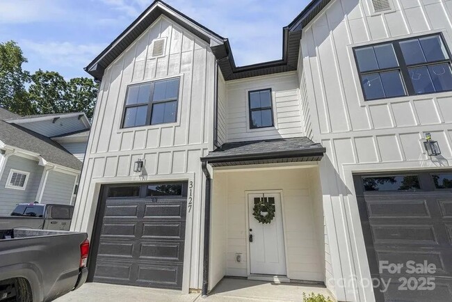 Building Photo - 3127 Columbus Cir