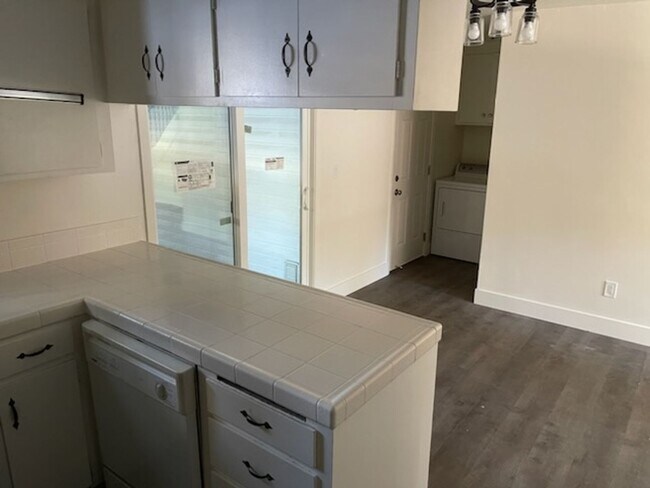 Building Photo - Beautiful remodeled unit behind Safeway in...