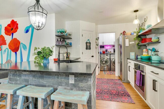 Foto del edificio - 1208 E 3rd St