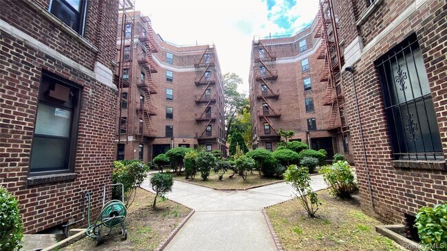 Foto del edificio - 42-33 Kissena Blvd