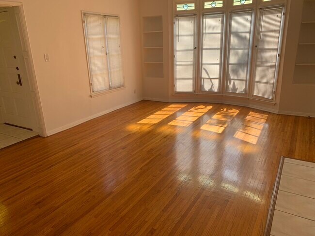 Bright & spacious living room 1of3 pics - 208 S Reeves Dr