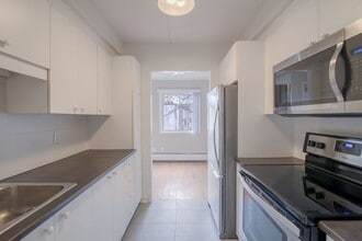 Building Photo - 1525 Av. Victoria