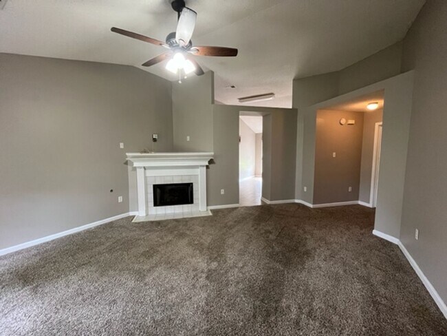 Building Photo - Renovated 2 Bedroom 2 Bath Home for Rent!!...
