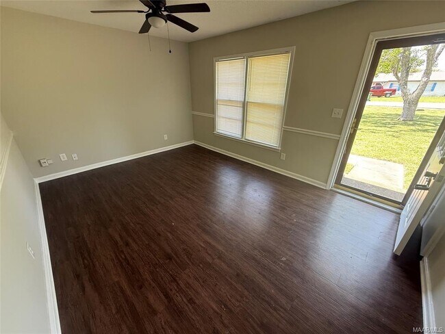 Foto del edificio - 3211 Hackberry Ln