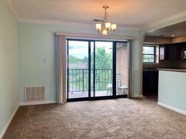 Foto del edificio - Updated 2Bed/2Bath Top-Floor Towson Condo ...