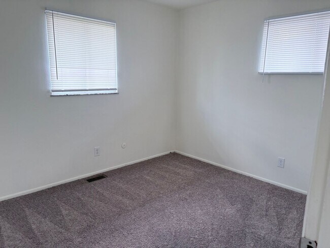 Foto del edificio - 2 bedroom ranch style apartment