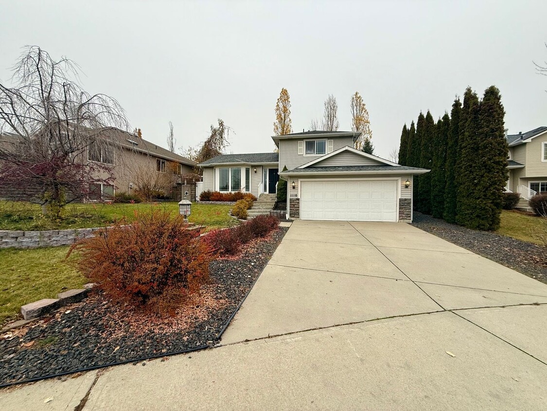 Foto principal - Stunning 3 Bed 2 Bath Eagle Ridge Home w/ Large Fenced Backyard and Raised Deck!