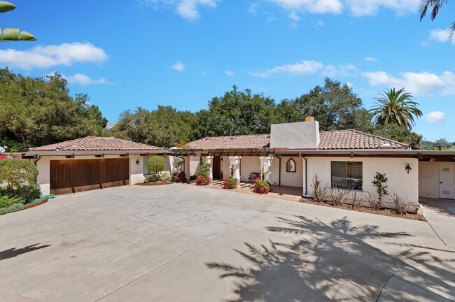 Building Photo - 525 Las Palmas Dr