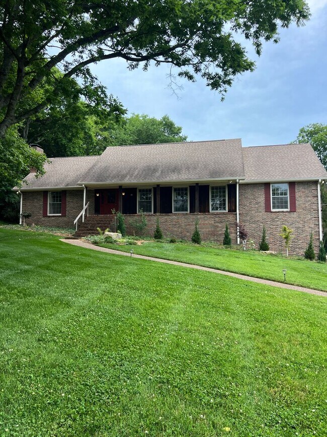 Building Photo - Single Family Home on almost an acre, 4 be...