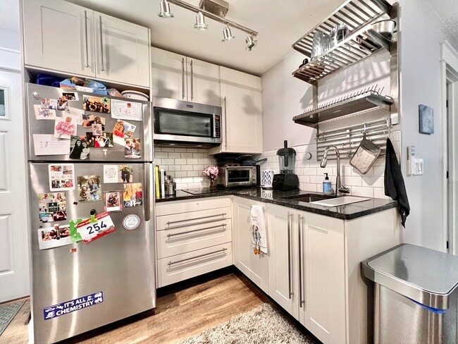 Kitchen - 318 Corona St