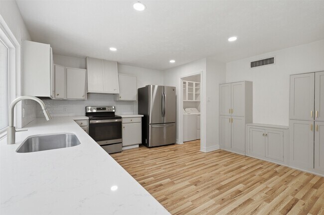 Building Photo - 4035 Cypressdale Dr