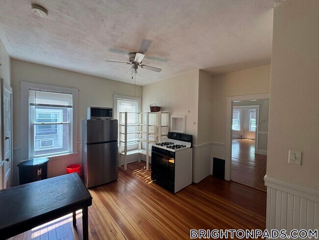 Foto del edificio - 17 Hunnewell Ave