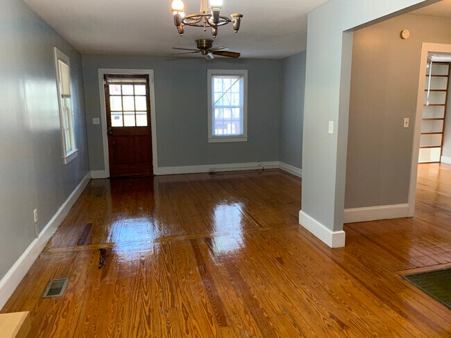 Building Photo - 3 bed 2 bath home plus basement
