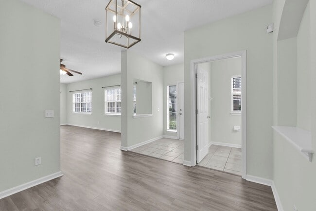 Building Photo - Bright and Spacious Townhome in Gate Community