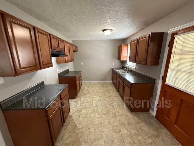 Foto del edificio - 5032 Newton Dr