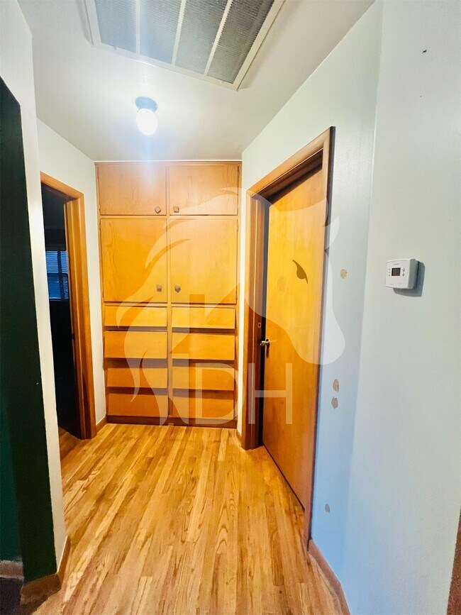 Foto del edificio - "Charming 4-Bedroom Home with Beautiful Hardwood Floors on South Harding Street!"