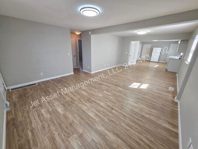 Building Photo - 3 bed, 1.5 baths, 2 car garage, fenced yard!