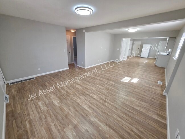 Foto del edificio - 3 bed, 1.5 baths, 2 car garage, fenced yard!