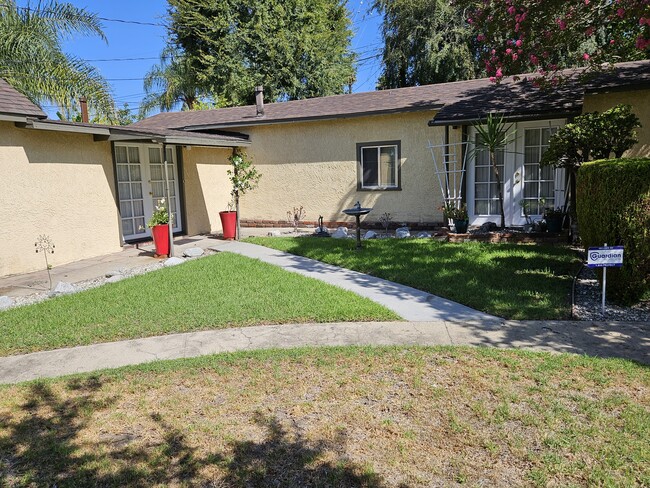 Front Yard - 3851 Oakdale St