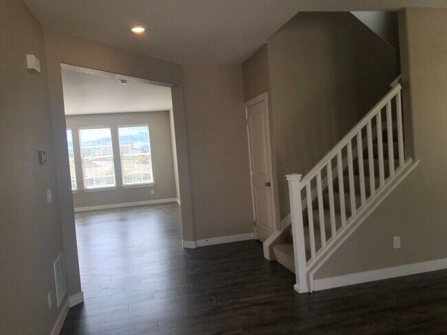 Foto del edificio - Lovely 4-bedroom home available for rent i...