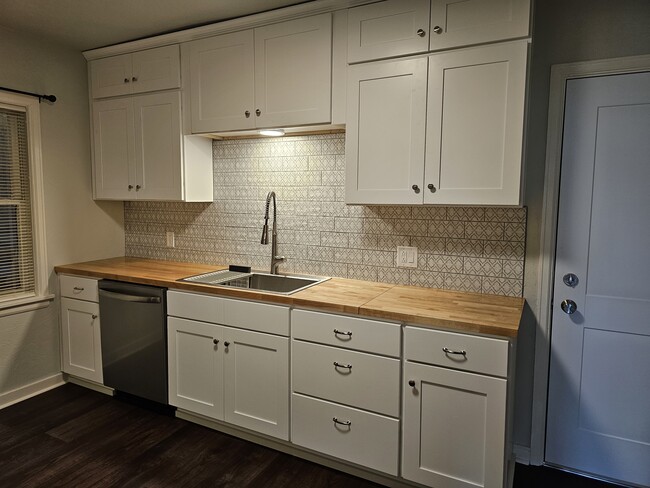 Kitchen with dishwasher - 114 McKinley St