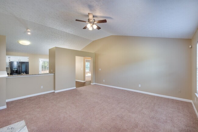 Building Photo - Charming 3BR / 2 Bath Ranch Home in Griffi...