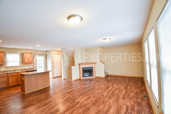 Building Photo - Short term lease! Two bedroom two and a ha...