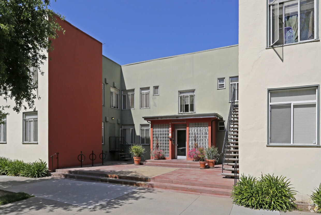 Building Photo - McCafferty Manor