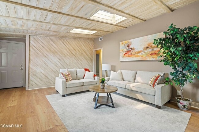 Foto del edificio - 865 E Hillcrest Dr