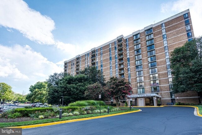 Building Photo - 2300 Pimmit Dr