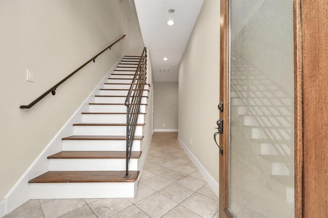 Building Photo - 3037 Clinton Dr