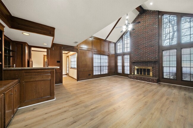 Building Photo - 4003 Greenbriar Dr