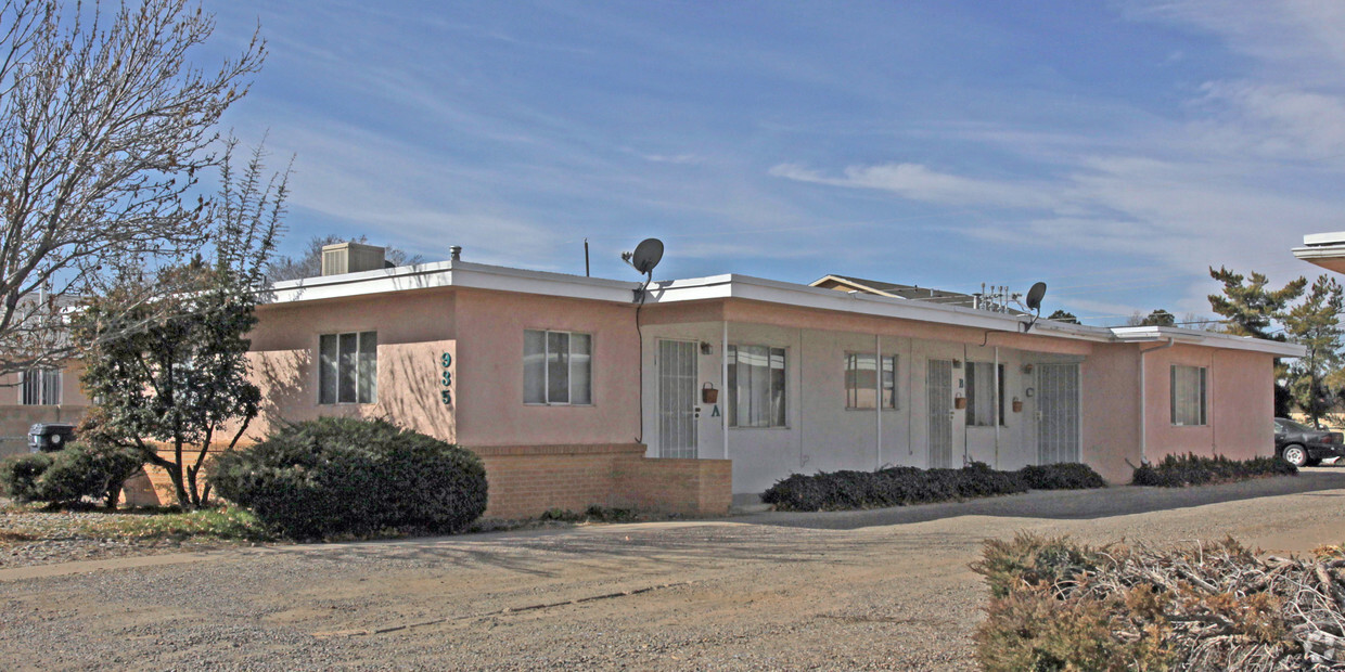 Building Photo - 931-935 Alvarado Dr SE