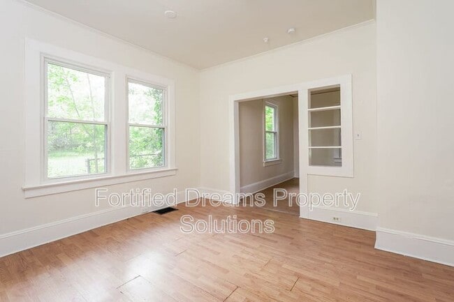 Foto del edificio - 420 E Twenty-Fifth St