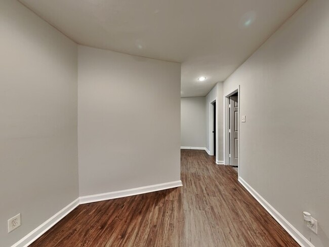 Building Photo - 1628 Canterbury Cir