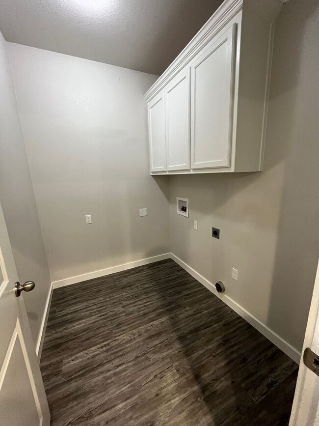 Building Photo - Quiet Neighborhood/Cozy Home/Two Car Garage